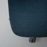 Begagnad Kontorsstol Think, från Steelcase i mörkgrå färg, med meshrygg. Mått: justerbar sitthöjd på mellan 41 till 53 cm. 