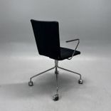 Begagnad stol med hjul Slim från ModArt i svart mockaklädsel och krom. Mått: bredd 53 cm, djup 55 cm och sitthöjd 46 cm. 