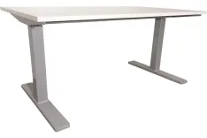 Höj- och sänkbart elstativ från Kinnarps i silver. Justerbar höjd mellan 60 till 124 centimeter, bredd är 131 cm, djup 70 cm.