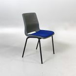 Begagnad grå stol från RBM, modell Ana 4340S. I grått med sittdyna i blått, på svarta ben. Bredd är 49 cm och höjd 83 cm.