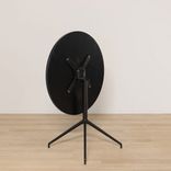 Begagnat hopfällbart bord Yop från Arper med rund bordsskiva och stativ i aluminium. Mått: Diameter 79 cm och höjd 75 cm. 