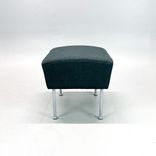 Begagnad fotpall Cinema från Lammhults i mörkgrönt tyg, silvrigt stativ. Mått: bredd 52 cm, djup 43 cm och höjd 42 cm. 