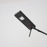 Begagnad skrivbordslampa Ninety från Glamox Luxo i svart. Mått: Längd: 14 cm, Höjd: 60 cm, Bredd: 5 cm. 