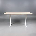 Begagnat projektbord i ask med vitfärgat stativ. Mått: Bredd 180 cm, Djup 70 cm, Höjd 90 cm. 
