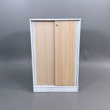Begagnat skåp med skjutdörr Reflect från Edsbyn. Med vit stomme och askfärgade skjutdörrar. Mått: Bredd 80 cm, Djup 43,5 cm, Höjd 130 cm. 