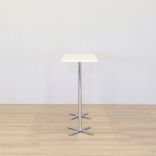 Begagnat barbord från Materia i vitt med stativ i pressgjuten aluminium. Mått: Längd: 135 cm, Bredd: 53 cm och Höjd: 108 cm. 