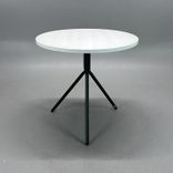 Begagnat cafébord Straw från Blå Station, med rund vitlaserad askskiva och mörkgrönt pelarstativ. Måtta: Diameter 75 cm och höjd 72 cm. 