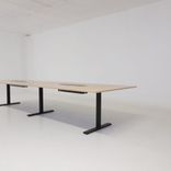Begagnat konferensbord Frankie från Martela i ek. Mått: Bredd 420 cm, djup 120 cm och höjd 73 cm. 