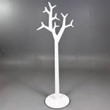 Begagnad klädhängare Tree från Swedese i vit färg. Mått: Höjd 194 cm, bredd 89 cm. 