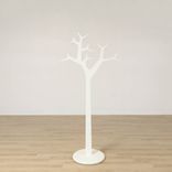 Begagnad klädhängare Tree från Swedese i vitt. Mått: Höjd: 194 cm, Bredd: 89 cm, Fotens diameter 50 cm. 