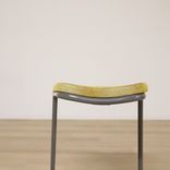 Begagnad Barstol från Lammhults, modell Add. Med gul sits. Mått: Höjd: 61-68 cm, Bredd: 27-38 cm, Djup: 38 cm.