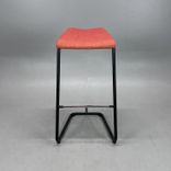 Begagnad barstol Add från Lammhults i rött/teracotta tyg och svart stativ. Mått: bredd 46 cm, djup 47 cm och höjd 78 cm. 