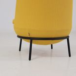 Begagnad gul fåtölj Pod Lowback från Jonas Ihreborn. Mått: Sitthöjd 44 cm, höjd 75 cm, sittbredd 68 cm och sittdjup 50 cm.