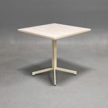 Begagnat cafébord Madison från Johanson Design. Bordsskiva i vitbetsad ask och beige stativ. Mått: bredd 70 cm x djup 70 cm x höjd 69 cm. 