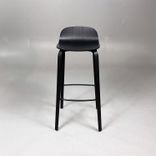 Begagnad barstol Visu från Muuto i svart. Mått: Bredd 41,5 cm, djup 40 cm, höjd 88,5 cm, sitthöjd 75 cm. 