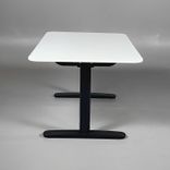 Begagnat höj- och sänkbart skrivbord från IKEA modell Bekant. Färg på bordsskivan är vit med ett svart stativ. Mått: Bredd 120 cm, djup 80 cm, justerbar höjd 65 - 125 cm. Passar perfekt för dynamiska arbetsmiljöer.
