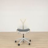 Begagnad kontorsstol Sayl från Herman Miller i vit/grå färg. Mått: Sitthöjd: ca 43-57 cm, Sittbredd: 49 cm, Sittdjup: 46 cm. 