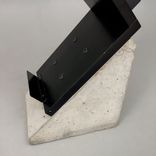 Begagnat tidskriftsställ Zink från Källemo i svart. I zick-zack design med betongfot. Mått: Bredd: 27 cm, djup 35 cm och höjd 155 cm. 