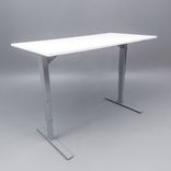 Begagnat höj och sänkbart skrivbord i vitt med stativ i silver, och kabeldike. Mått: bredd 160 cm, djup 80 cm, justerbar höjd 70 - 120 cm. 