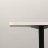 Begagnat barbord X-bone från Johanson Design i vitt med svart stativ. Mått: längd 135 cm, bredd 53 cm och höjd 90 cm. 