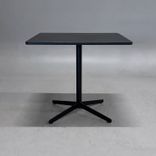 Begagnat cafébord Feather från Edsbyn svart. Mått: bredd 80 cm, djup 80 cm och höjd 72 cm. 