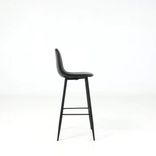 Begagnad barstol Tracy från Mio i svart med sits i konstläder, metallben och fotstöd. Mått:  Totalhöjd 101 cm, sitthöjd 73 cm, sittbredd 44 cm, sittdjup 45 cm. 