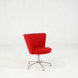 Begagnad fåtölj Zen Lounge från Gärsnäs i rött tyg. Mått: Höjd 74 cm, sitthöjd 50 cm, sittbredd 50 cm och sittdjup 50 cm. 