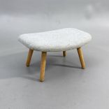 En begagnad grå fotpall/sittpuff AAL03 Ottoman från HAY i ljusgrått och ben av ek. Mått: bredd 66 cm, djup 50 cm och höjd 32 cm.  