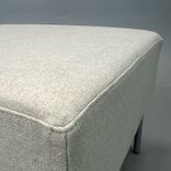 Begagnad beige sittpuff Havanna från Swedese med sandfärgat tyg, silverfärgade ben. Mått: Bredd 64 cm, djup 64 cm, höjd 45 cm. 