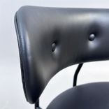 Begagnad barstol Coco från GUBI i svart läder med svartlackerade ben, ryggstöd och integrerat fotstöd. Mått: Bredd 51 cm, djup 52 cm, höjd 98 cm och sitthöjd 65 cm. 