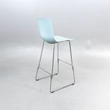 Begagnad barstol Pato från Fredericia i ljusgrönt med kromat underrede. Mått: Bredd 46 cm, djup 50 cm, höjd 109 cm och sitthöjd 77 cm. 