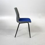 Begagnad grå stol från RBM, modell Ana 4340S. I grått med sittdyna i blått, på svarta ben. Bredd är 49 cm och höjd 83 cm.