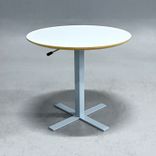 Begagnat höj och sänkbart cafébord från Swedstyle. Med vit rund skiva, stativ i silver. Diameter 70 cm, justerbar höjd mellan 62.5 cm till 107.5 cm. 