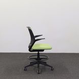 Begagnad kontorsstol Cobi från Steelcase i grönt. Mått: Sitthöjd: 59-83 cm, Sittdjup: 50 cm, Sittbredd: 50 cm. 