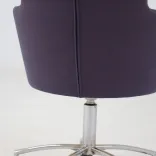 Begagnad stol med hjul Zen från Gärsnäs i mörklila tyg. Mått: Höjd 82 cm och sitthöjd 45 cm.