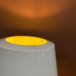 Golvlampa Can från Zero i vit aluminium med gul insida. Mått: Diameter 38 cm och höjd 137 cm.