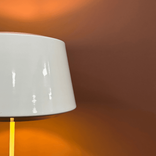 Golvlampa Can från Zero i vit aluminium med gul insida. Mått: Diameter 38 cm och höjd 137 cm.