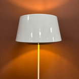 Golvlampa Can från Zero i vit aluminium med gul insida. Mått: Diameter 38 cm och höjd 137 cm.