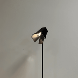 Begagnad svart golvlampa från Zero i lackerad metall och gjuten aluminium. Mått: Skärm 19 cm. Fotens diameter 39 cm. Totalhöjd 124 cm.  