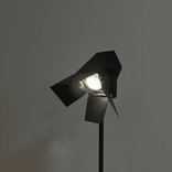 Begagnad svart golvlampa från Zero i lackerad metall och gjuten aluminium. Mått: Skärm 19 cm. Fotens diameter 39 cm. Totalhöjd 124 cm.  