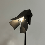 Begagnad svart golvlampa från Zero i lackerad metall och gjuten aluminium. Mått: Skärm 19 cm. Fotens diameter 39 cm. Totalhöjd 124 cm.  