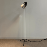 Begagnad svart golvlampa från Zero i lackerad metall och gjuten aluminium. Mått: Skärm 19 cm. Fotens diameter 39 cm. Totalhöjd 124 cm.  