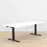Begagnat konferensbord från SA Möbler med vit bordsskiva, svarta ben, två kabelhål. Mått: Höjd: 65-78 cm, Längd: 210 cm, Djup: 100 cm. 
