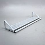 Begagnad hatthylla i silver. Mått: bredd på 120 cm. 