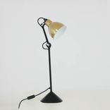 Begagnad bordslampa Lampe Gras N205 från DCW éditions i mässing med svart bas. Mått: Höjd: 65 cm, Lamphuvud: 14 cm i diameter, Fot: Ca 17 cm i diameter. 
