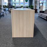 Begagnat projektbord i ljus ek med powerdot. Mått: bredd 180 cm, djup 70 cm och höjd 90 cm. 