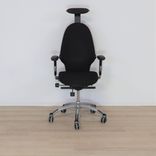 Begagnad kontorsstol med nackstöd Extend 120 Large från RH i svart. Mått: Sitthöjd: 40 – 51 cm, Ryggstödets höjd: 62 cm, Ryggstödets bredd: 44 cm. 
