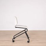 Begagnad stol med hjul Add Move från Lammhults i vitt. Mått: Höjd 80 cm, bredd 48 cm och djup 56 cm. 