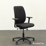 Begagnad kontorsstol Eos High från Savo i svart. Mått: ryggbredd 36 cm, rygghöjd 51 cm, sitthöjd 44–58 cm, sitsbredd 46 cm, sitsdjup 45 cm. 