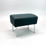 Begagnad fotpall Cinema från Lammhults i mörkgrönt tyg, silvrigt stativ. Mått: bredd 52 cm, djup 43 cm och höjd 42 cm. 